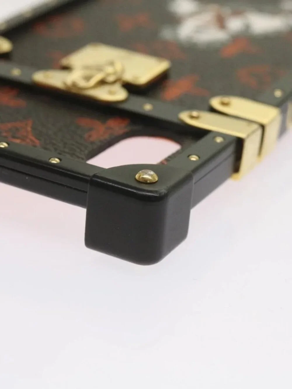 LOUIS VUITTON Transformed Monogram Cat Eye Trunk iPhone Case M63891 Auth 66181